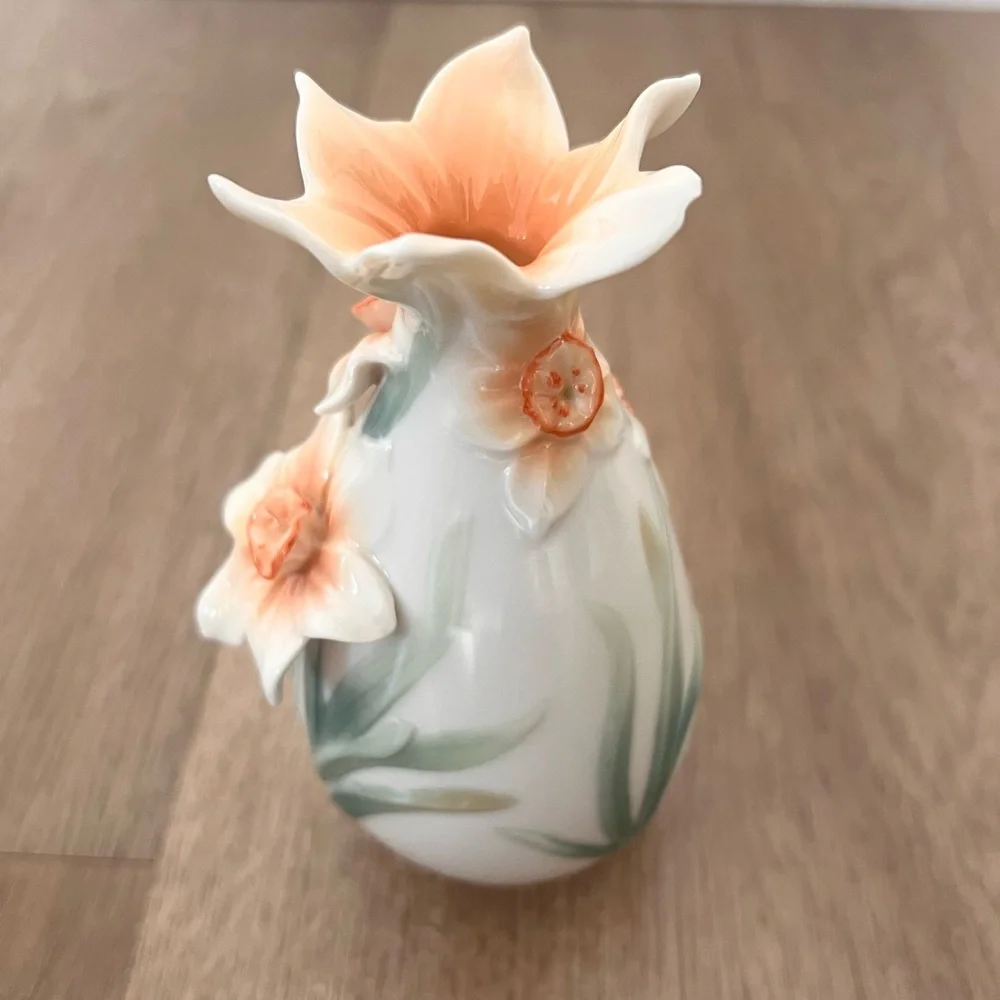 FRANZ Porcelain Vase DAFFODIL TOPPER DESIGN SCULPTURED ~ signed‎ by Artist